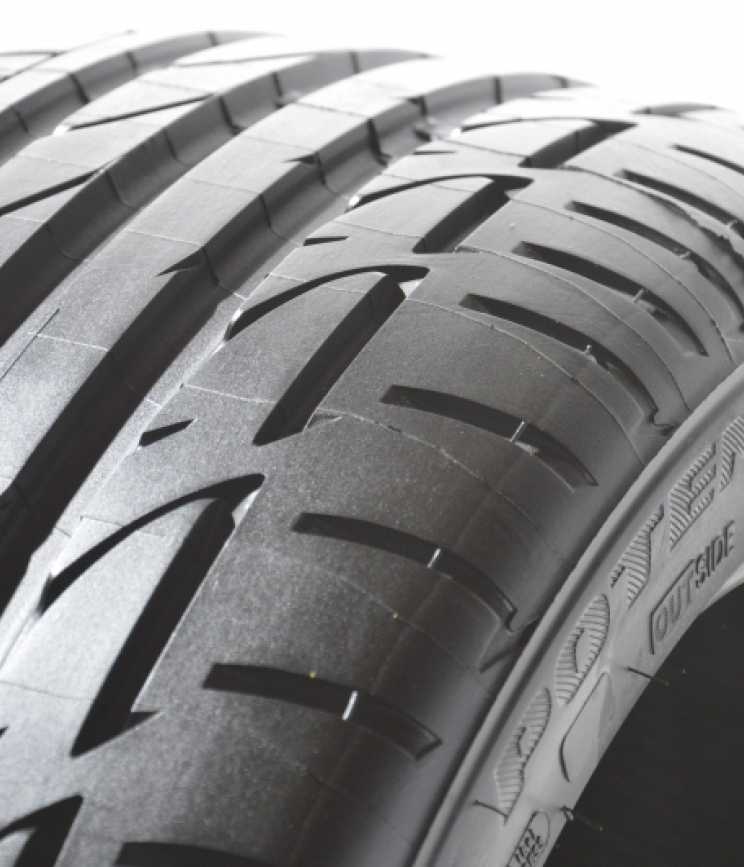 Bridgestone Potenza s001 dot2011 235/45 R19 95W